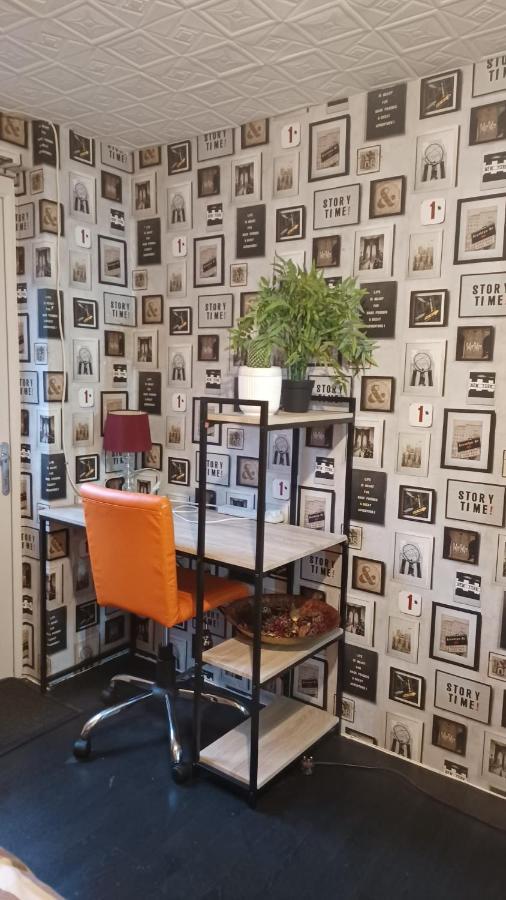Double Bedroom In Converted Garage-no Shower,bath Facility Maison d'hôtes